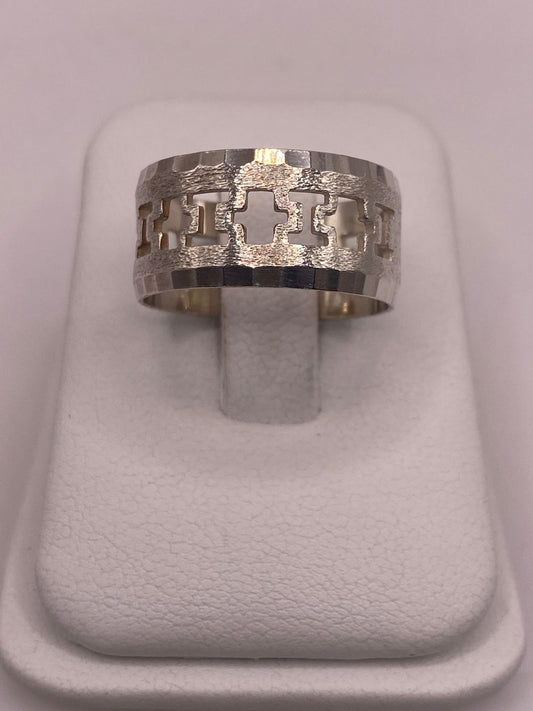 Anillo de Banda de Plata 925 Esterlina con Motivo de Cruces Caladas — vista lateral