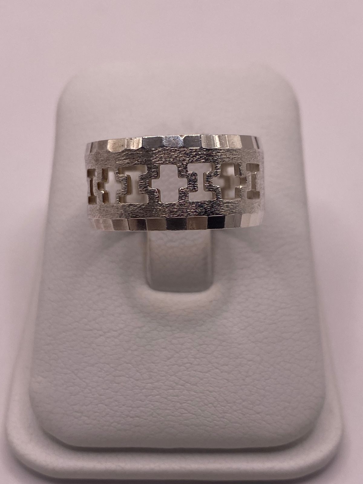 Anillo de Banda de Plata 925 Esterlina con Motivo de Cruces Caladas, vista frontal