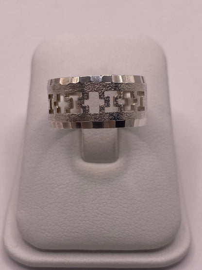 Anillo de Banda de Plata 925 Esterlina con Motivo de Cruces Caladas, vista frontal