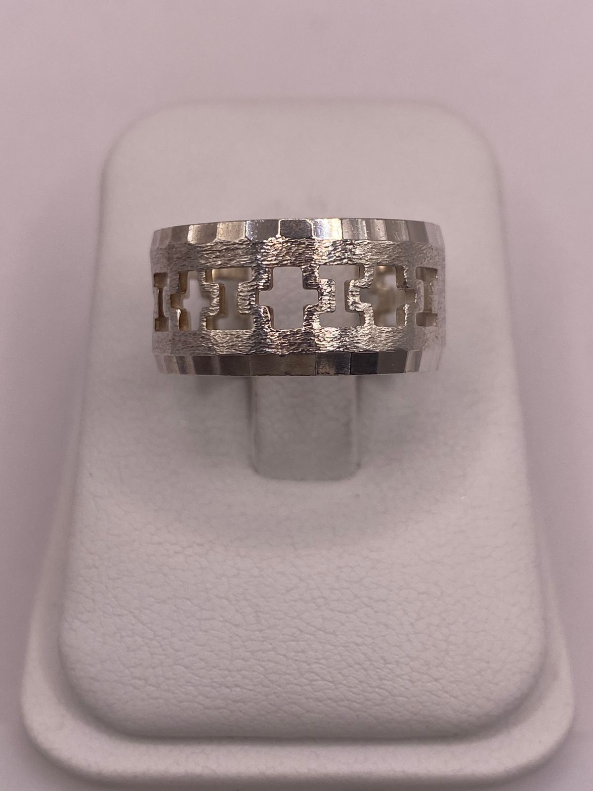 Anillo de Banda de Plata 925 Esterlina con Motivo de Cruces Caladas, vista lateral
