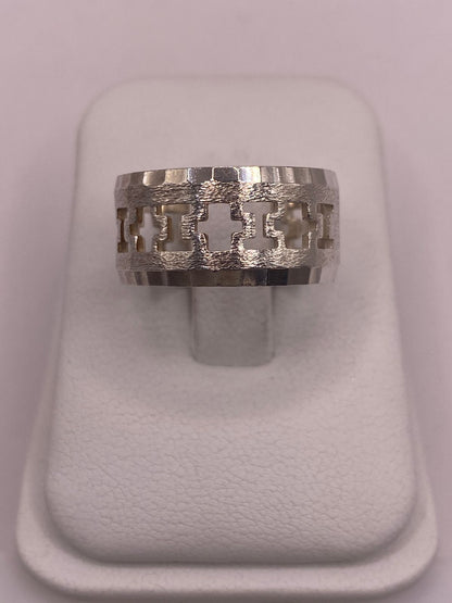 Anillo de Banda de Plata 925 Esterlina con Motivo de Cruces Caladas, vista lateral
