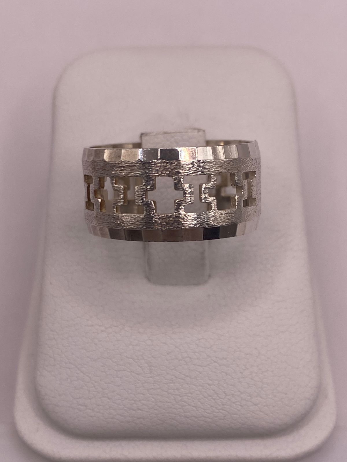 Anillo de Banda de Plata 925 Esterlina con Motivo de Cruces Caladas, sello de autenticidad Plata Ley .925