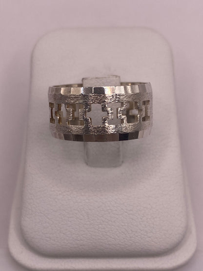 Anillo de Banda de Plata 925 Esterlina con Motivo de Cruces Caladas, sello de autenticidad Plata Ley .925