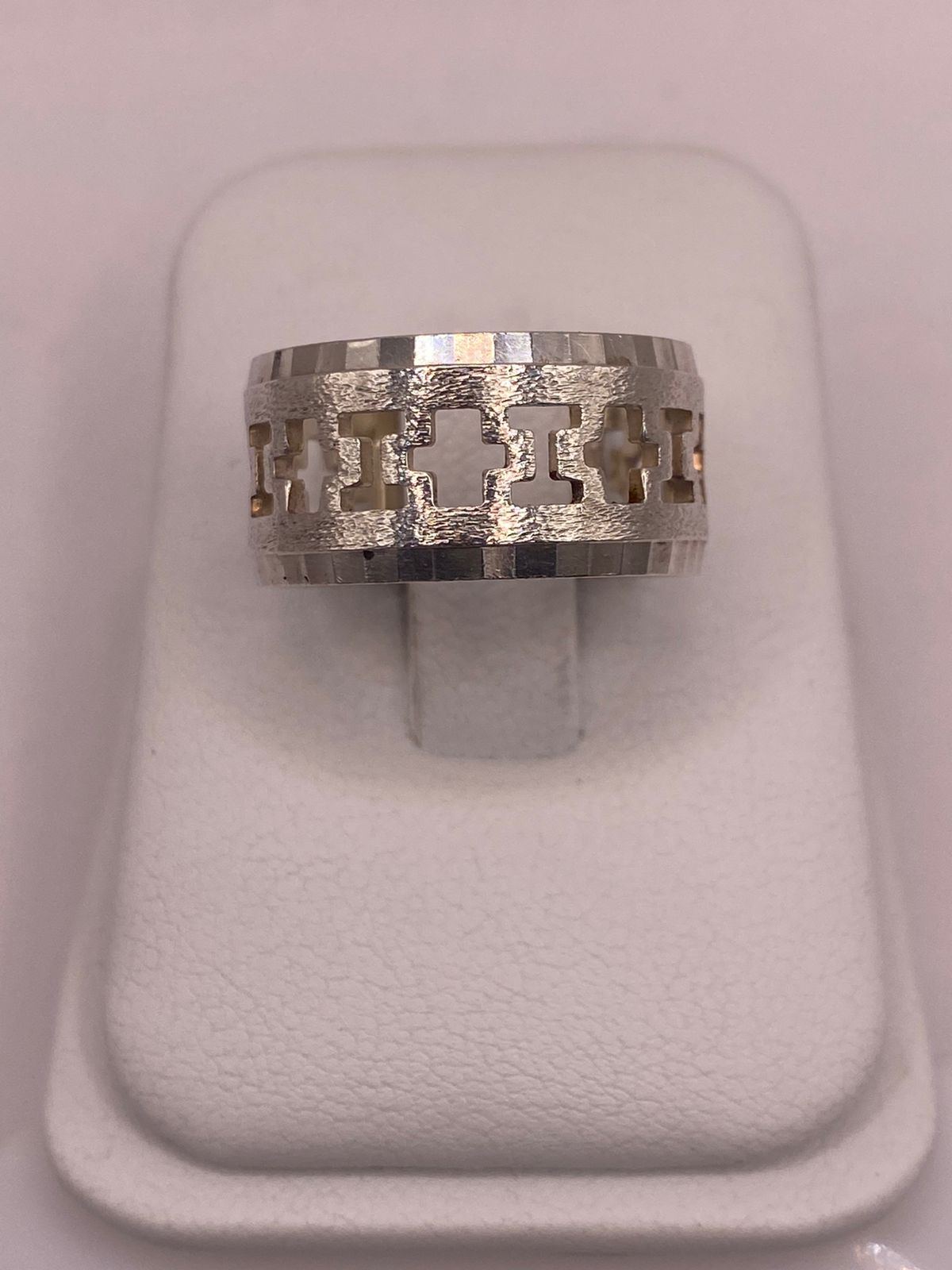 Anillo de Plata 925 Esterlina con Diseño de Cruces Caladas, vista frontal