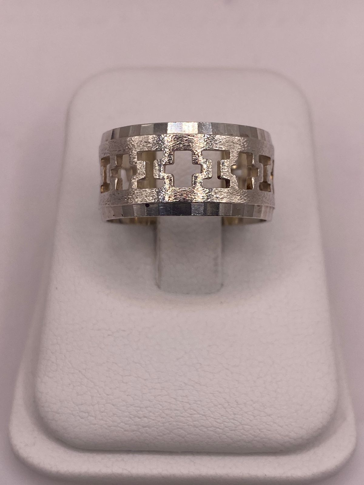 Anillo de Plata 925 Esterlina con Diseño de Cruces Caladas — detalle de piedra
