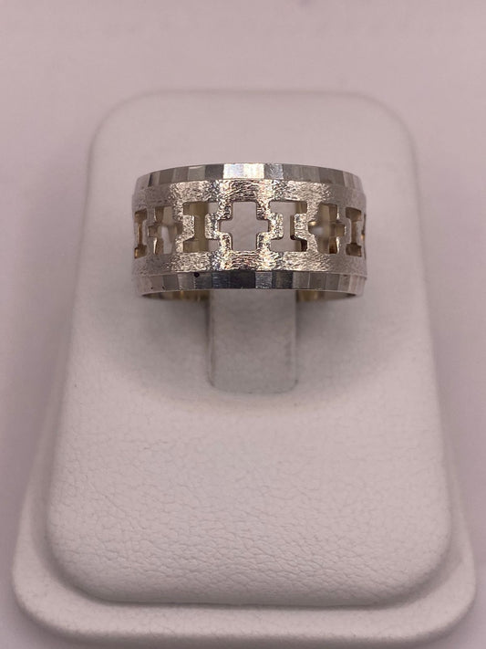 Anillo de Plata 925 Esterlina con Diseño de Cruces Caladas — detalle de piedra