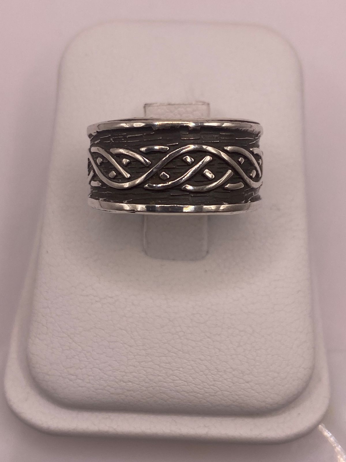 Anillo de Plata 925 Estilo Celta Trenzado con Acabado Oxidado, vista lateral