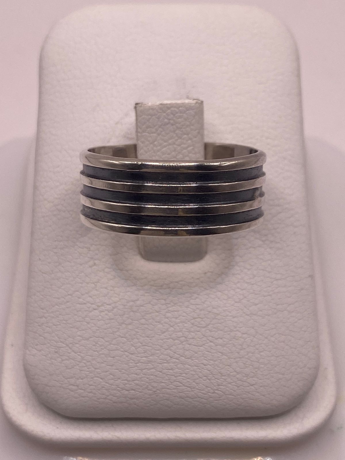 Anillo de Plata 925 Multibanda con Acabado Oxidado — detalle de piedra