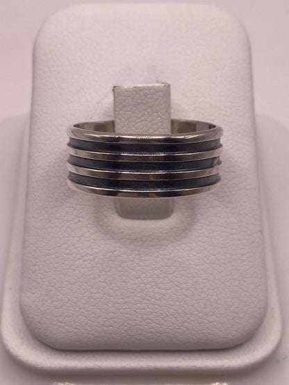 Anillo de Plata 925 Multibanda con Acabado Oxidado — detalle de piedra