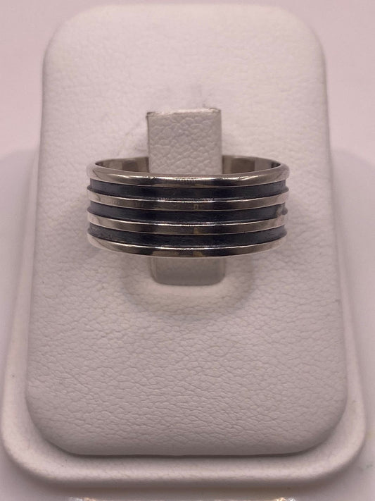 Anillo de Plata 925 Multibanda con Acabado Oxidado — detalle de piedra