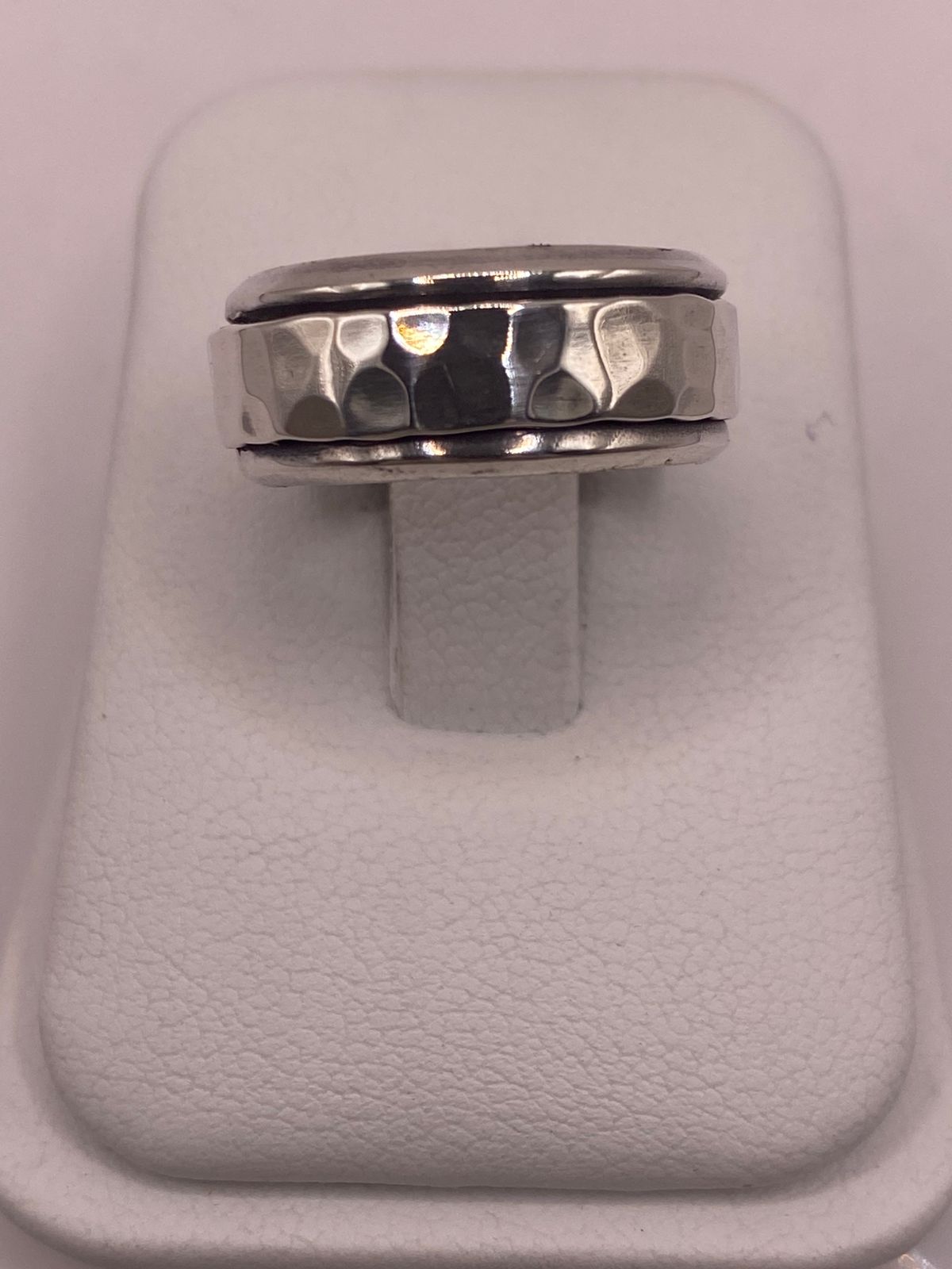 Anillo de Plata 925 Texturizado con Banda Central Lisa, vista frontal