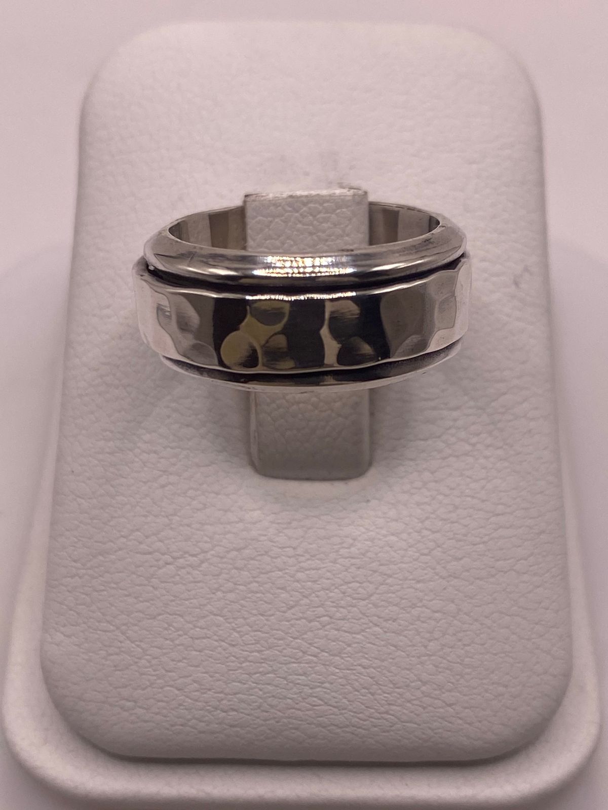 Anillo de Plata 925 Texturizado con Banda Central Lisa — vista lateral
