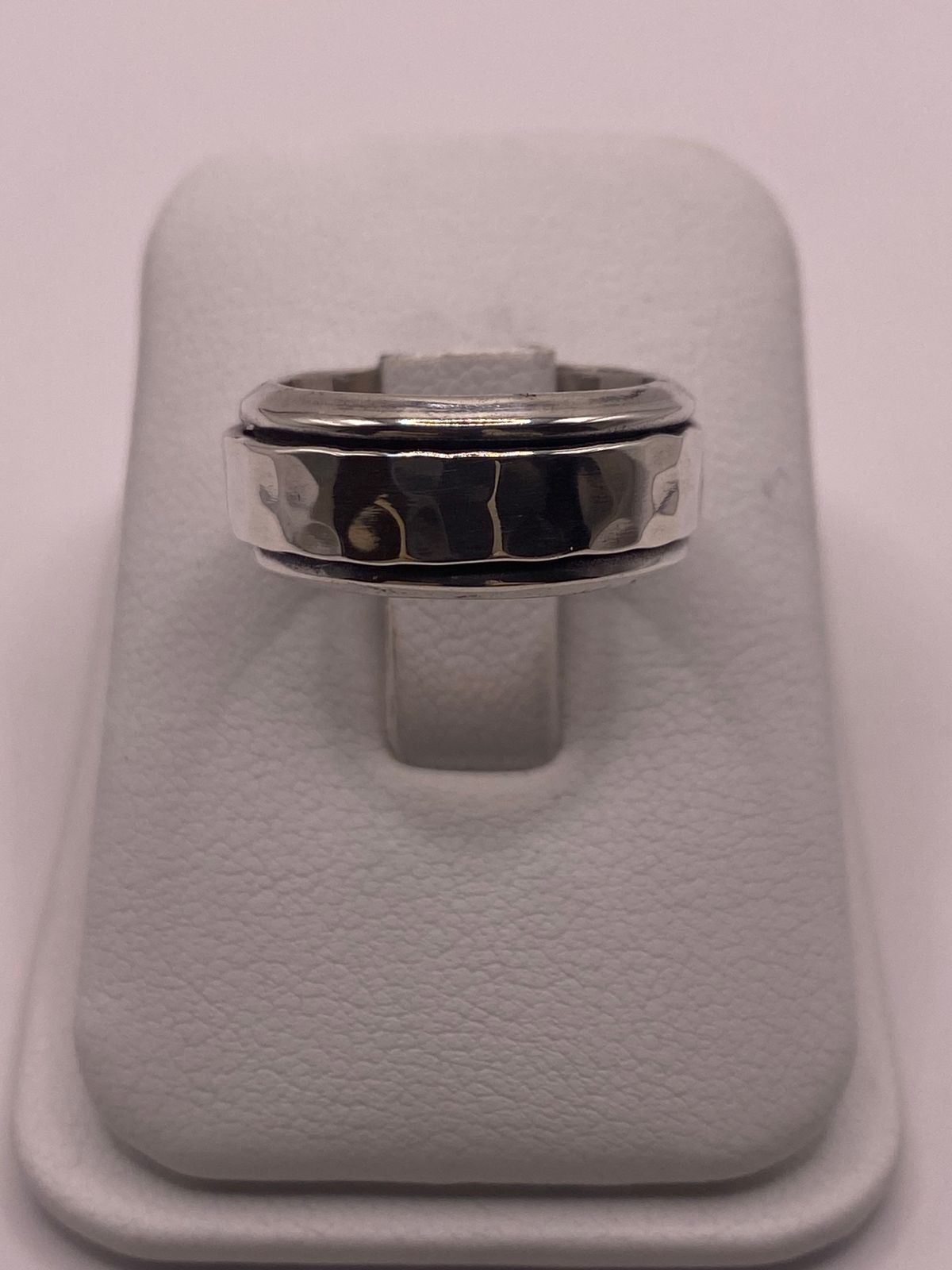 Anillo de Plata 925 Texturizado con Banda Central Lisa, vista lateral