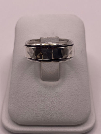Anillo de Plata 925 Texturizado con Banda Central Lisa, vista lateral