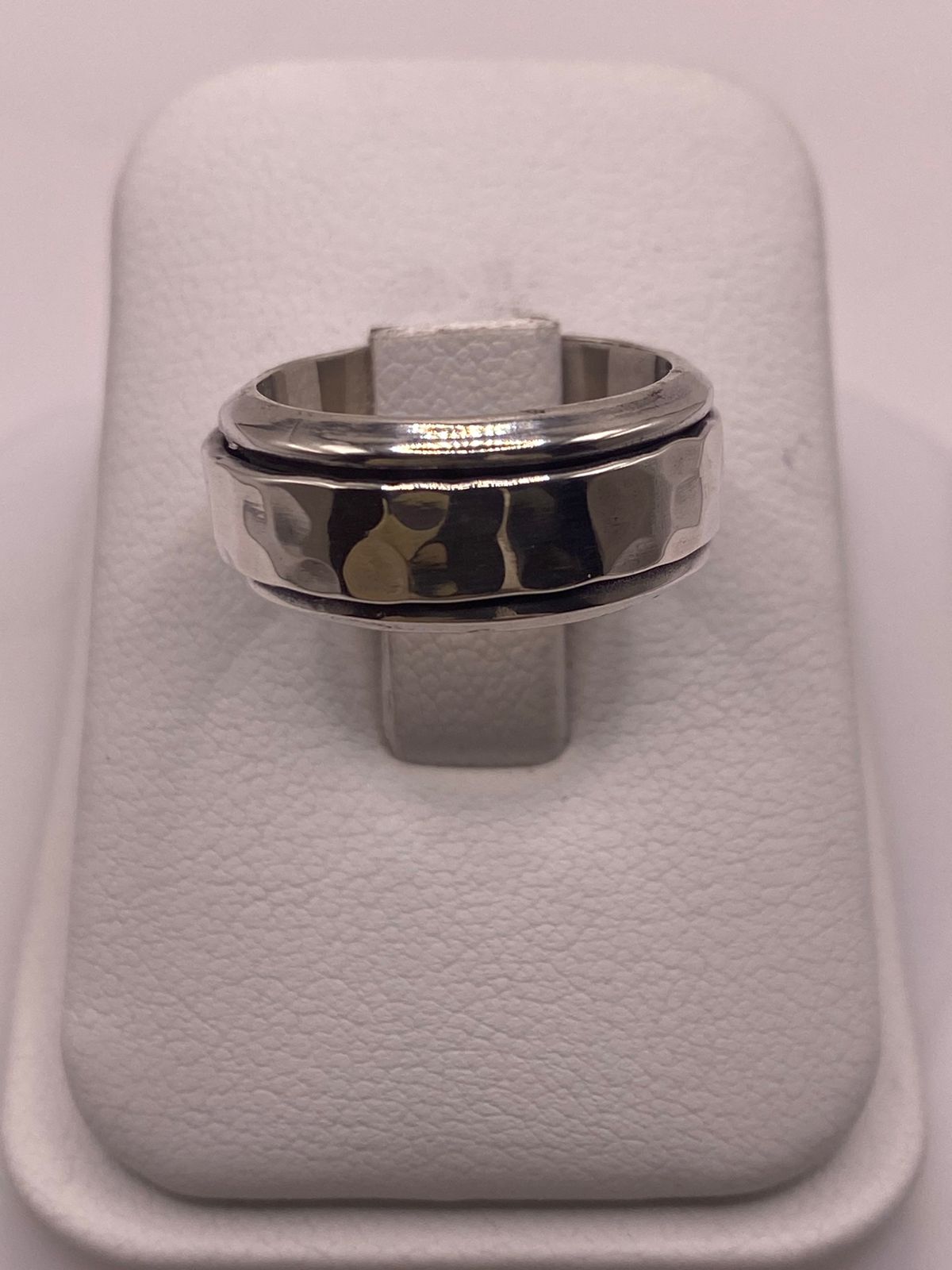Anillo de Plata 925 Texturizado con Banda Central Lisa, sello de autenticidad Plata Ley .925
