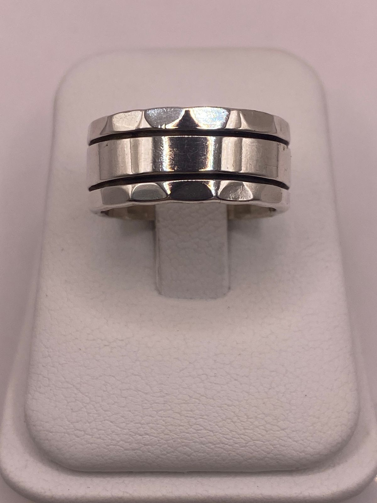 Anillo de Plata 925 con Banda Central Lisa y Bordes Facetados — vista lateral