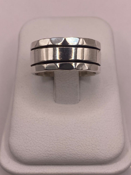 Anillo de Plata 925 con Banda Central Lisa y Bordes Facetados — vista lateral
