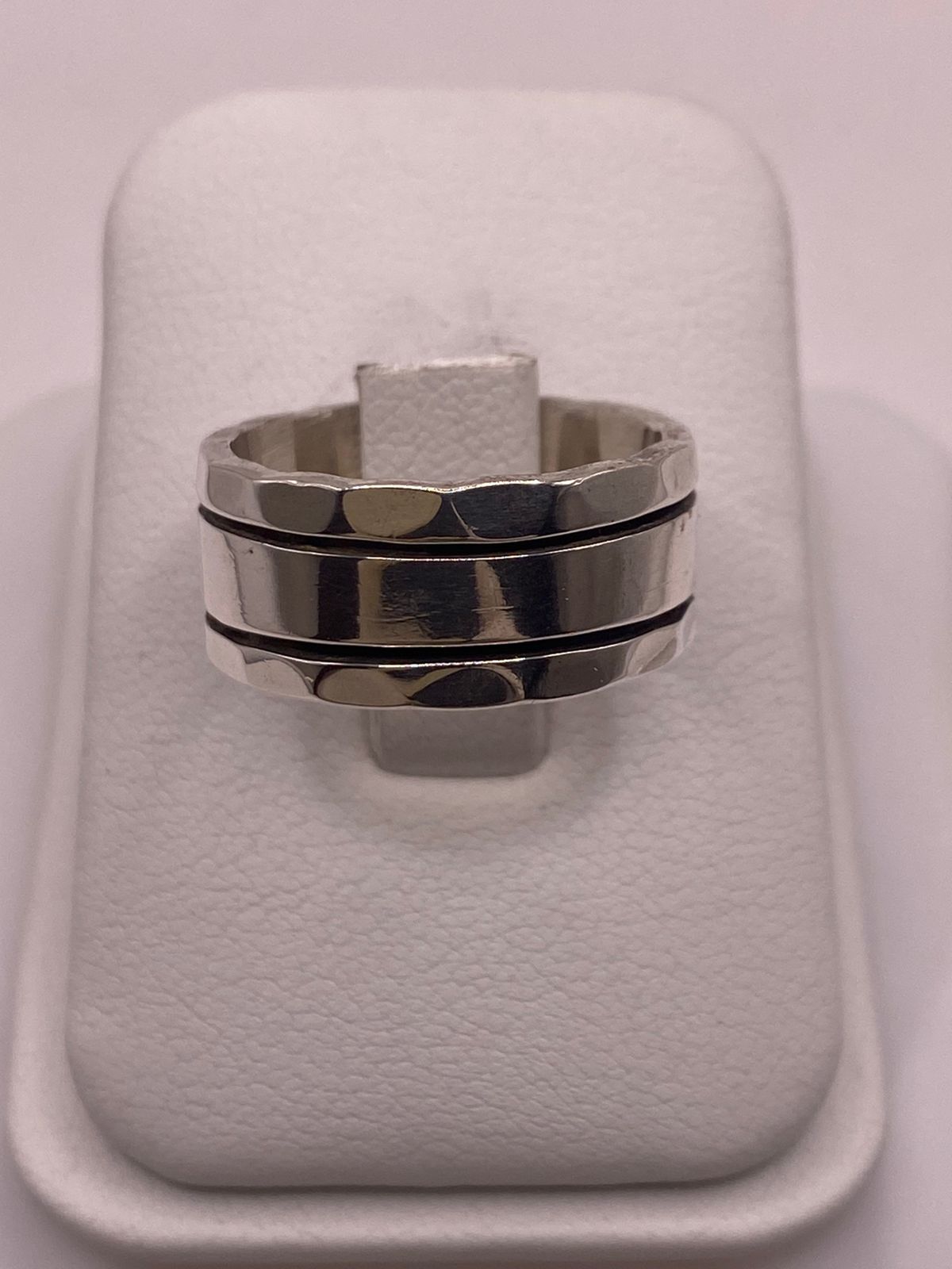 Anillo de Plata 925 con Banda Central Lisa y Bordes Facetados, vista frontal