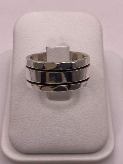 Anillo de Plata 925 con Banda Central Lisa y Bordes Facetados, vista frontal