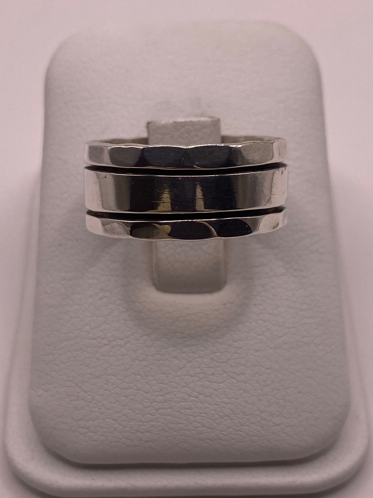 Anillo de Plata 925 con Banda Central Lisa y Bordes Facetados, vista lateral