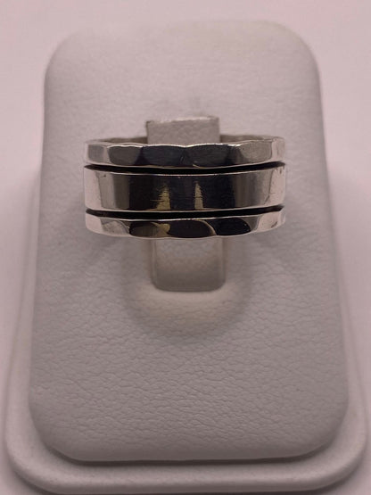 Anillo de Plata 925 con Banda Central Lisa y Bordes Facetados, vista lateral