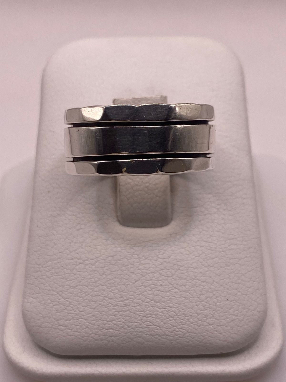 Anillo de Plata 925 con Banda Central Lisa y Bordes Facetados, sello de autenticidad Plata Ley .925