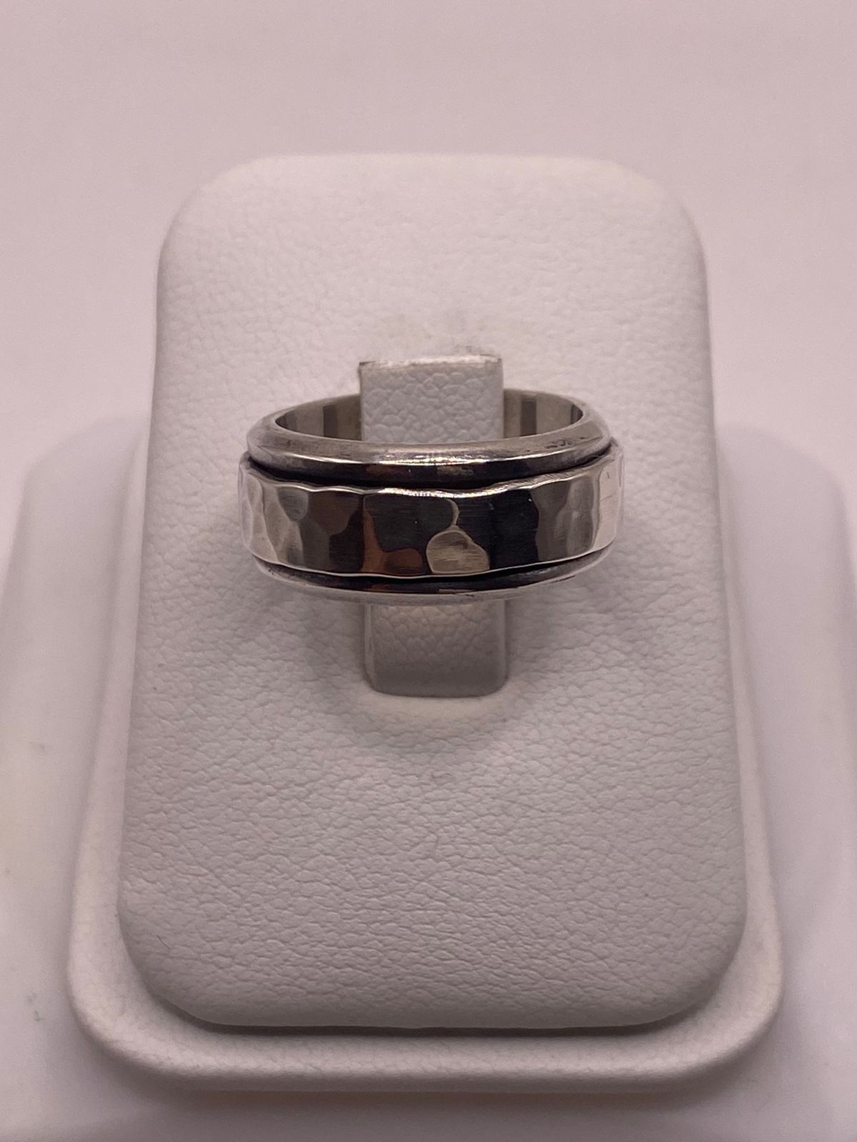 Anillo de Plata 925 con Banda Central Martillada y Bordes Pulidos — vista lateral