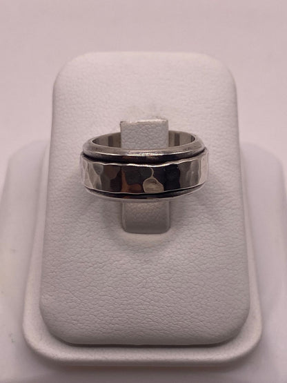 Anillo de Plata 925 con Banda Central Martillada y Bordes Pulidos — vista lateral