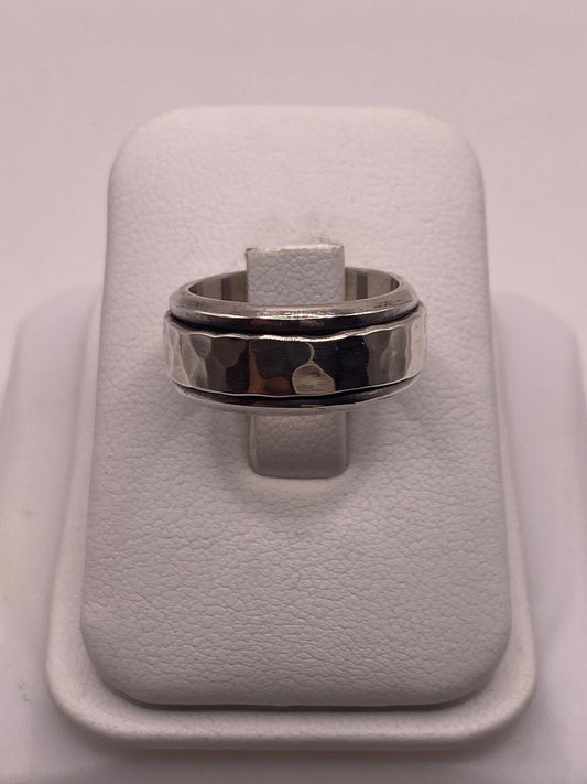 Anillo de Plata 925 con Banda Central Martillada y Bordes Pulidos — vista lateral