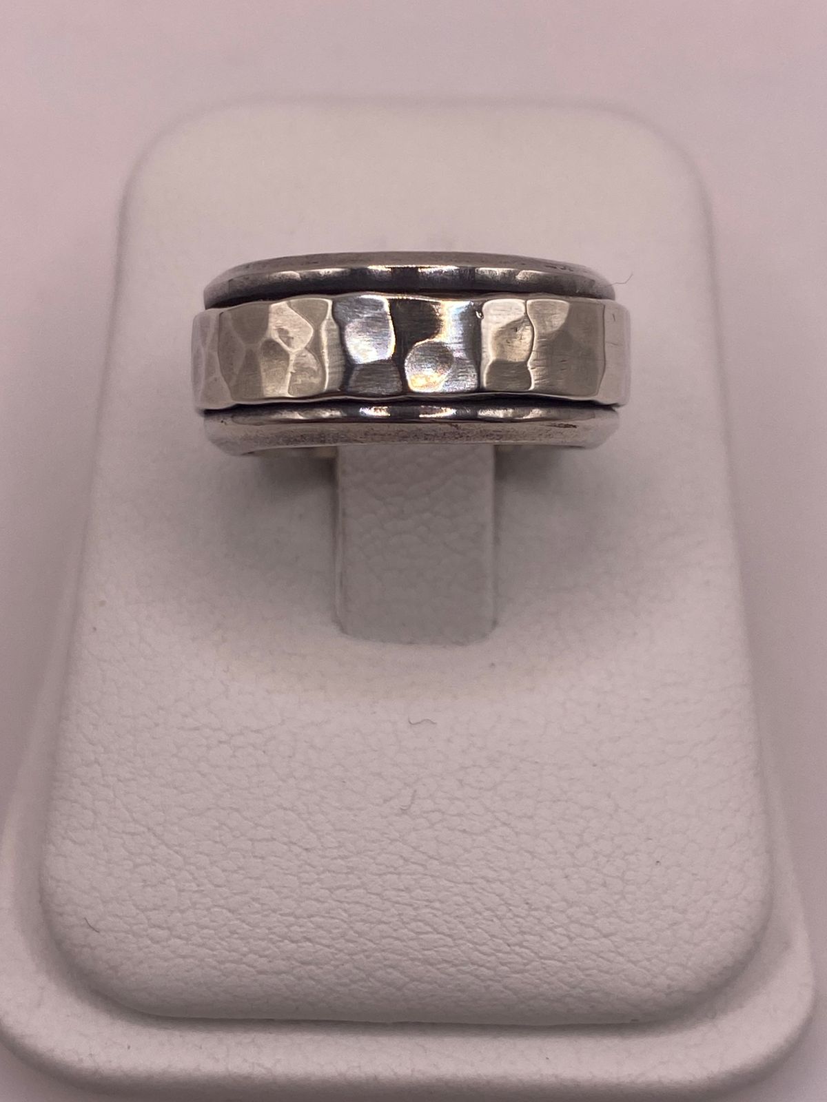 Anillo de Plata 925 con Banda Central Martillada y Bordes Pulidos, vista frontal