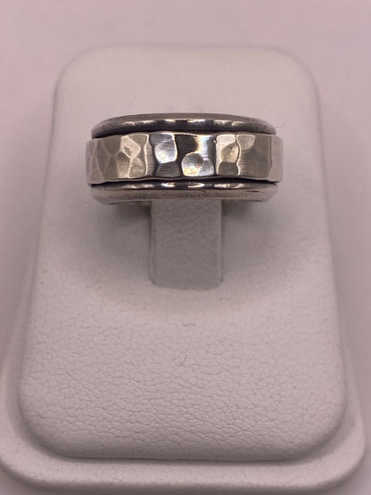 Anillo de Plata 925 con Banda Central Martillada y Bordes Pulidos, vista frontal