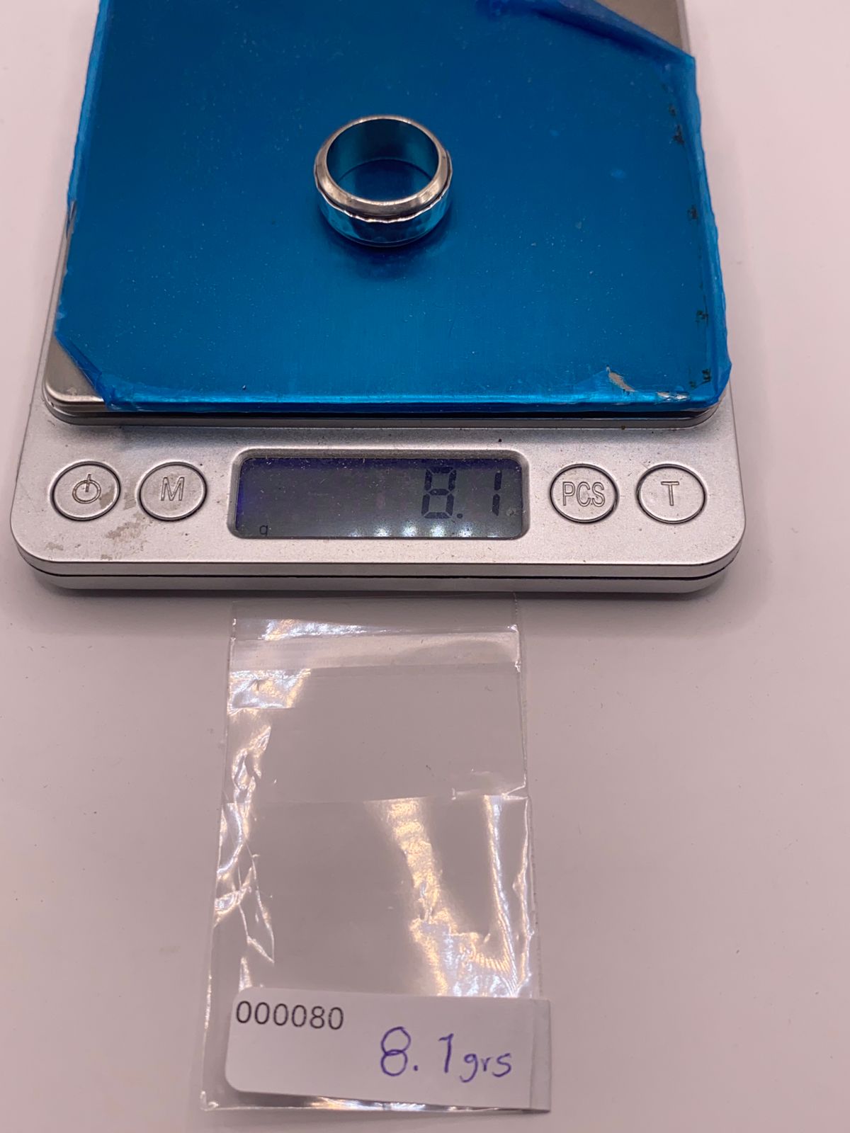 Anillo de Plata 925 con Banda Central Martillada y Bordes Pulidos, peso en gramos (báscula)