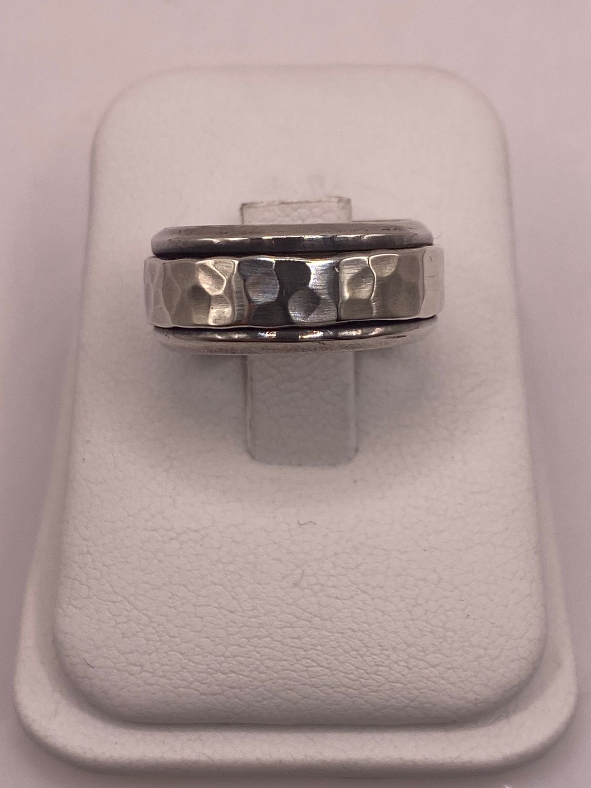 Anillo de Plata 925 con Banda Central Martillada y Bordes Pulidos, vista lateral