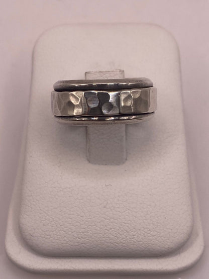 Anillo de Plata 925 con Banda Central Martillada y Bordes Pulidos, vista lateral