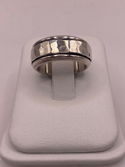 Anillo de Plata 925 con Banda Central Martillada y Bordes Pulidos, sello de autenticidad Plata Ley .925