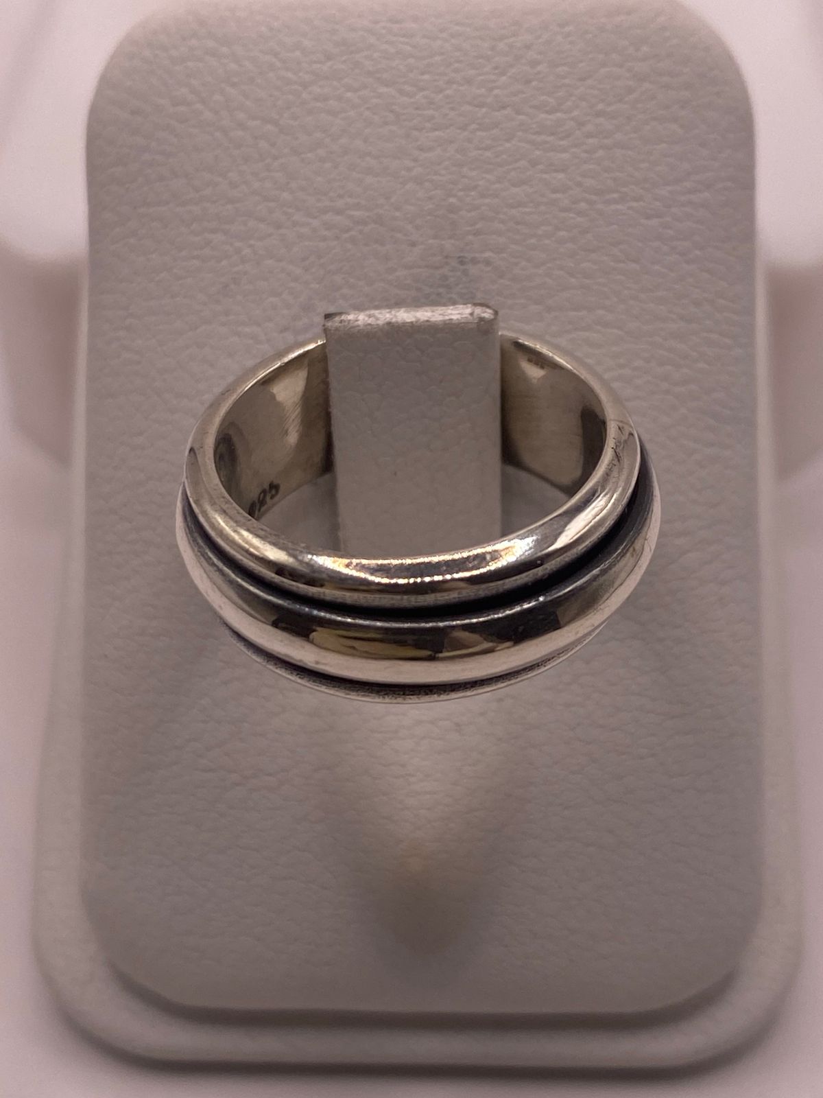 Anillo de Plata 925 con Banda Central en Contraste — detalle de piedra