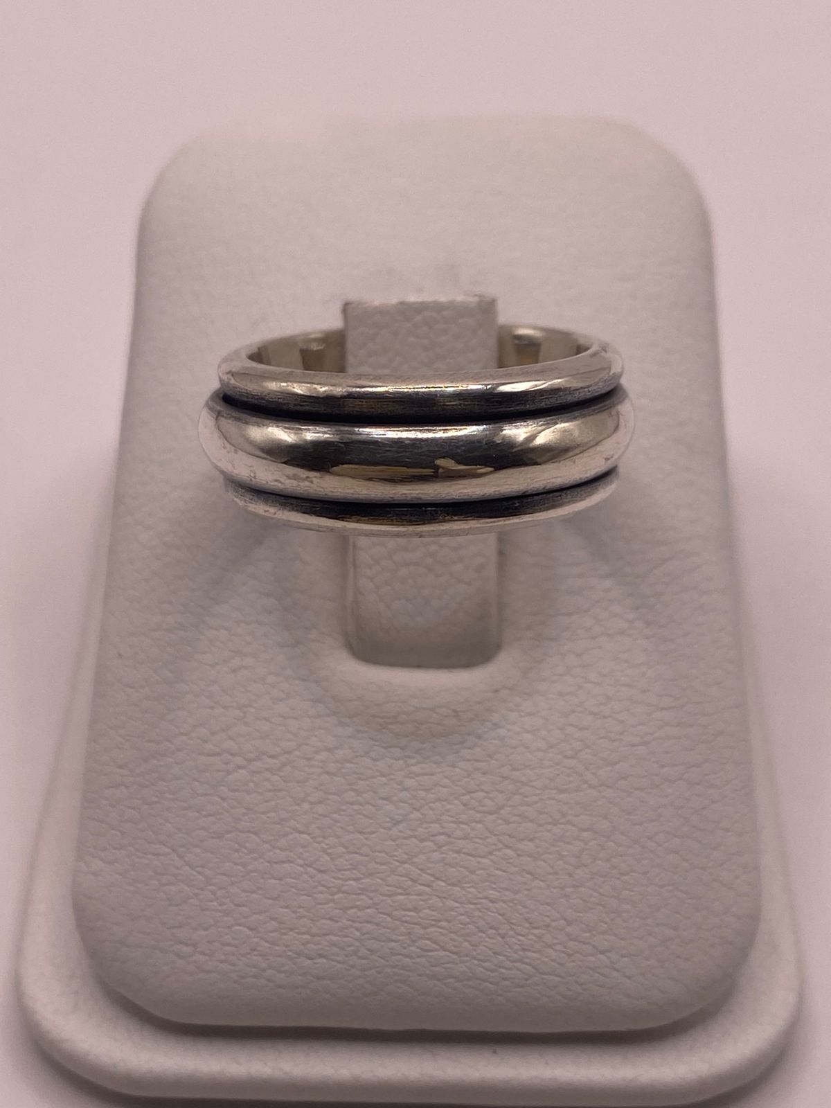 Anillo de Plata 925 con Banda Central en Contraste, vista frontal