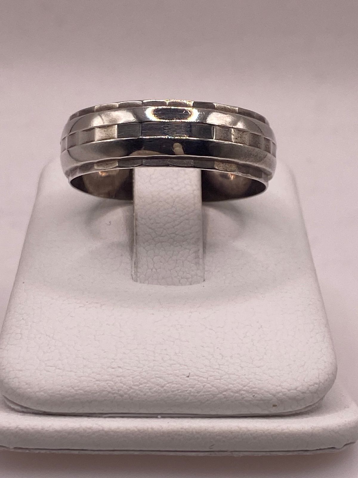 Anillo de Plata 925 con Banda Geométrica Facetada y Acabado Pulido — vista lateral