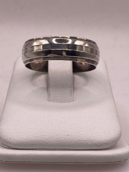 Anillo de Plata 925 con Banda Geométrica Facetada y Acabado Pulido — vista lateral