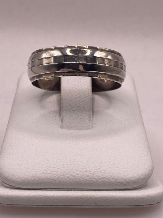 Anillo de Plata 925 con Banda Geométrica Facetada y Acabado Pulido — vista lateral