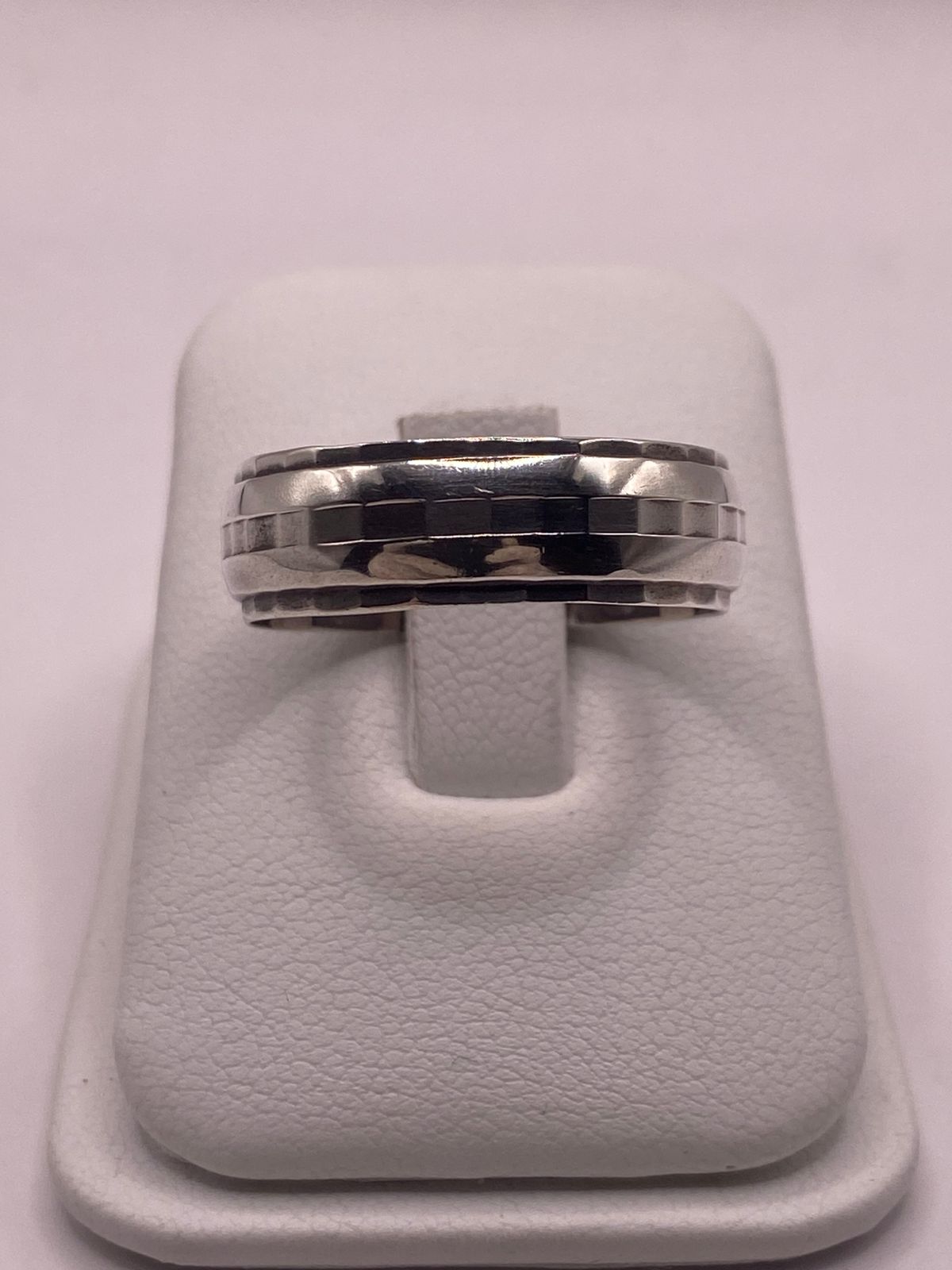 Anillo de Plata 925 con Banda Geométrica Facetada y Acabado Pulido, vista frontal