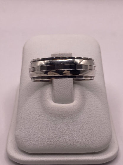 Anillo de Plata 925 con Banda Geométrica Facetada y Acabado Pulido, vista frontal