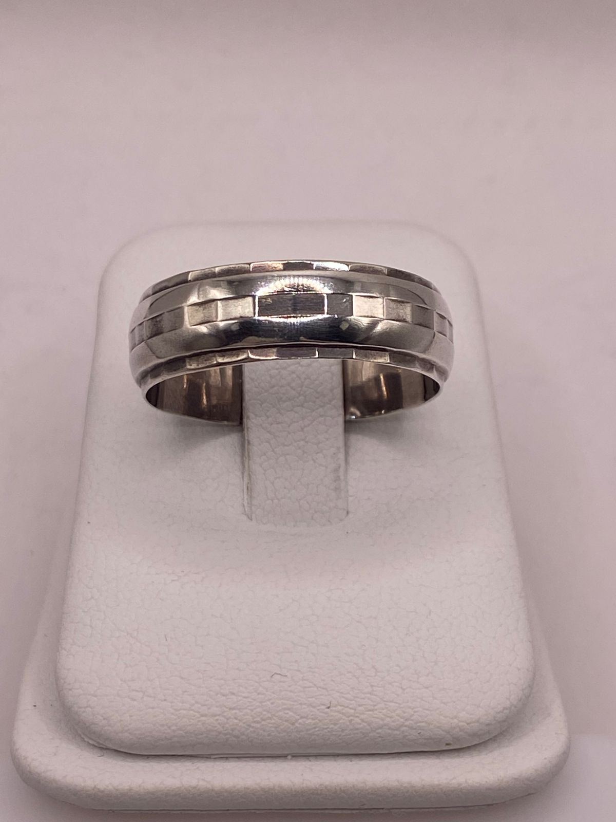 Anillo de Plata 925 con Banda Geométrica Facetada y Acabado Pulido, vista lateral