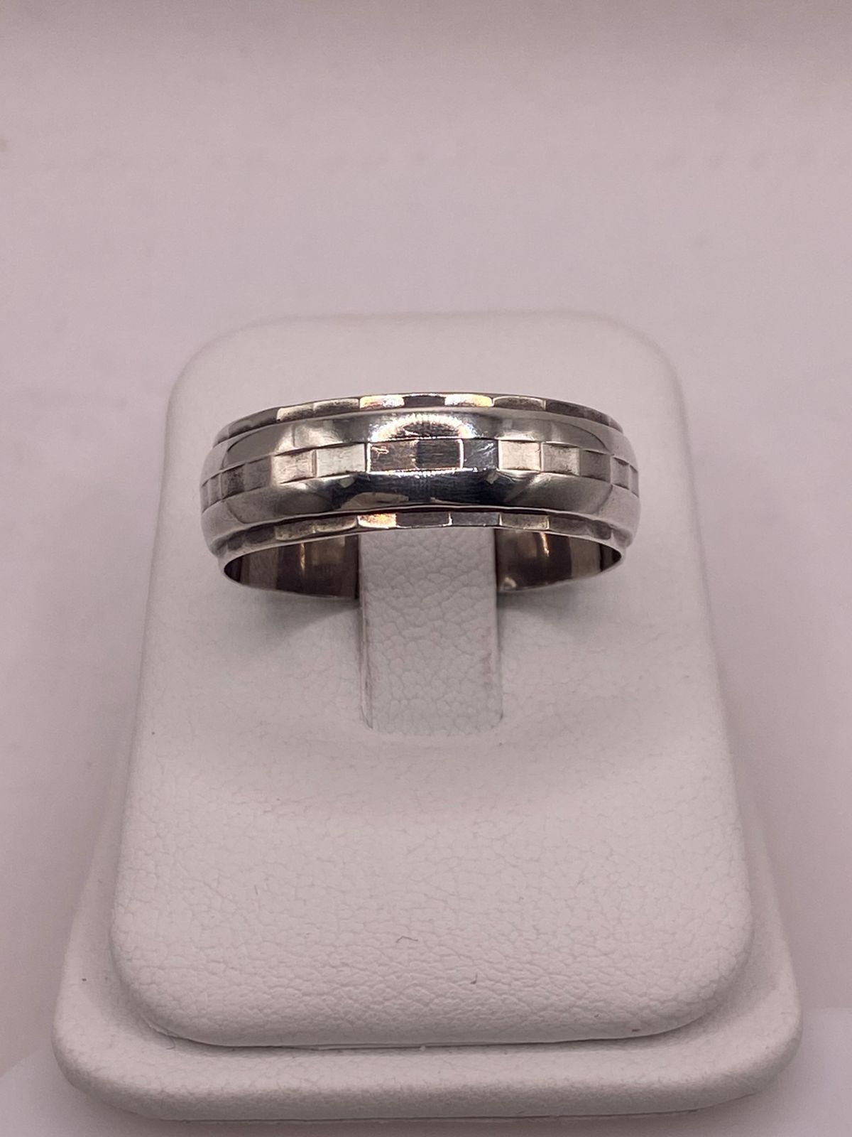 Anillo de Plata 925 con Banda Geométrica Facetada y Acabado Pulido, sello de autenticidad Plata Ley .925