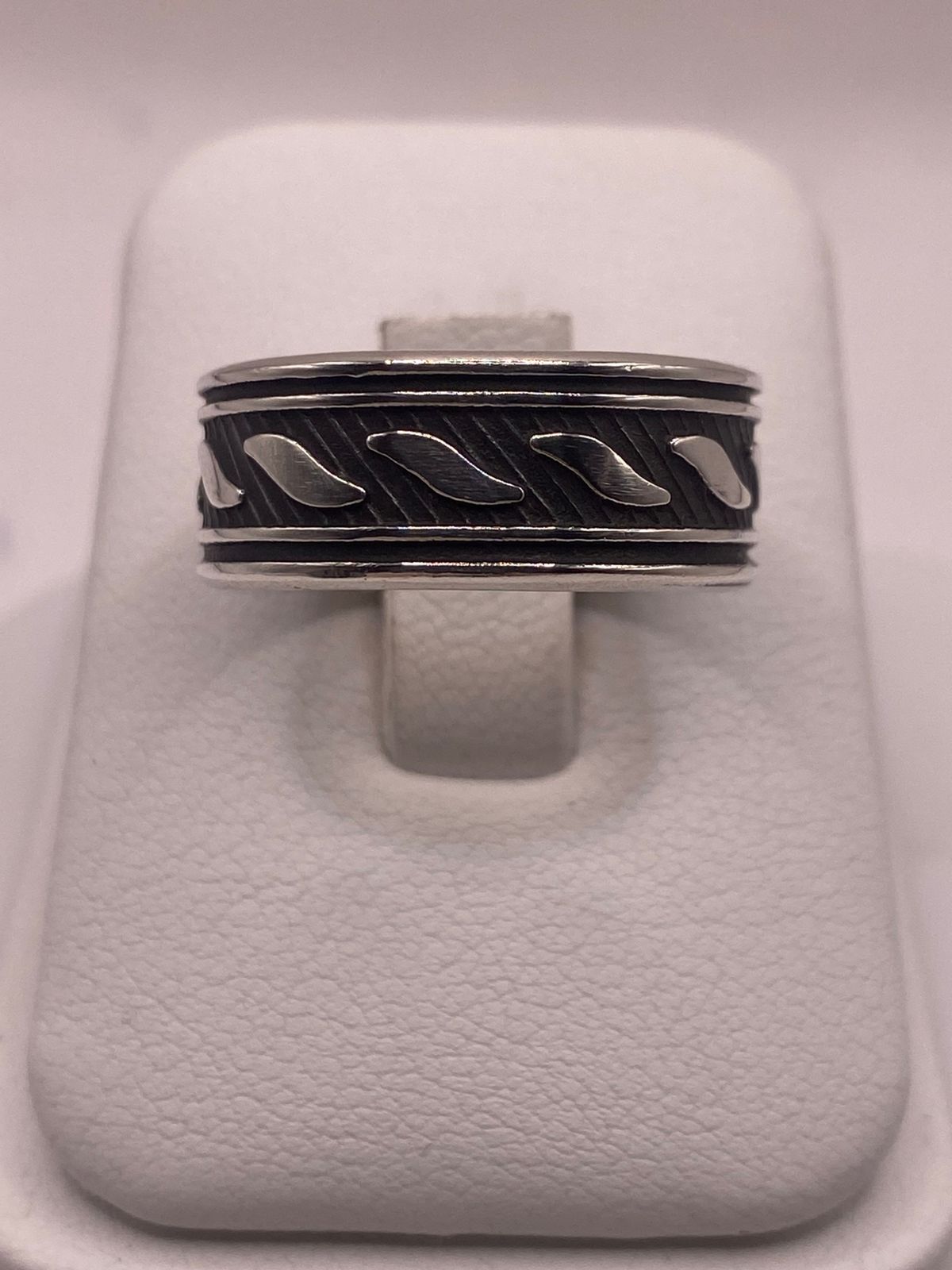 Anillo de Plata 925 con Banda Texturizada en Diagonal y Detalles Pulidos — detalle de piedra