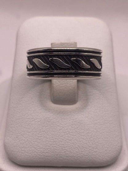Anillo de Plata 925 con Banda Texturizada en Diagonal y Detalles Pulidos — detalle de piedra