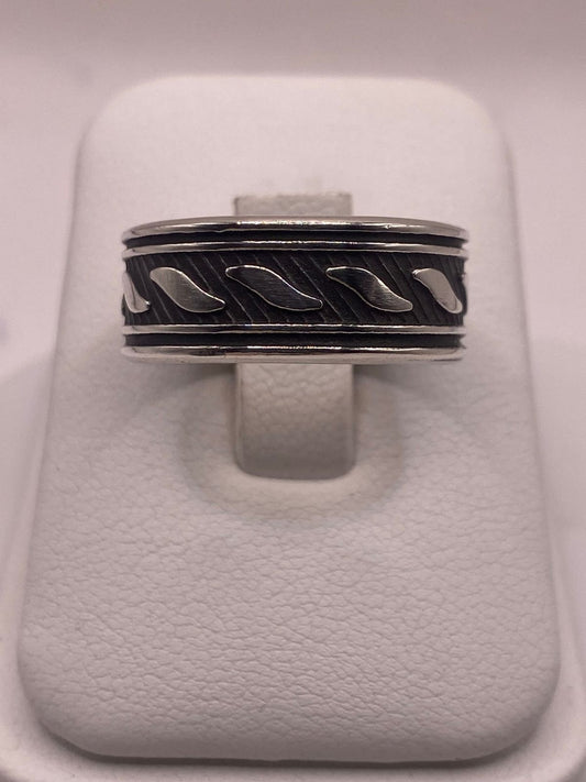 Anillo de Plata 925 con Banda Texturizada en Diagonal y Detalles Pulidos — detalle de piedra