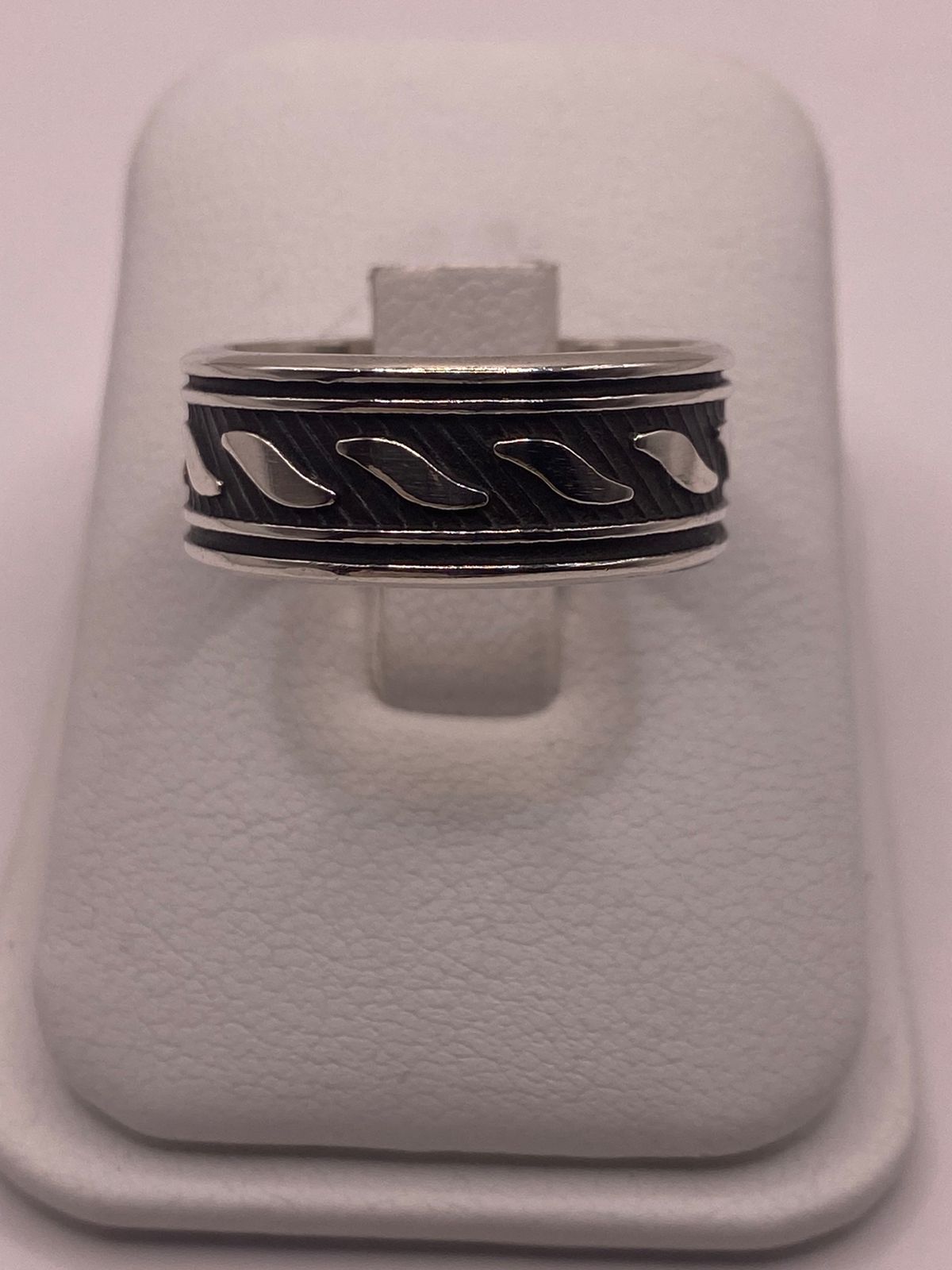Anillo de Plata 925 con Banda Texturizada en Diagonal y Detalles Pulidos, vista frontal