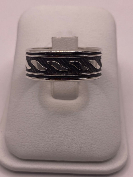 Anillo de Plata 925 con Banda Texturizada en Diagonal y Detalles Pulidos, vista frontal