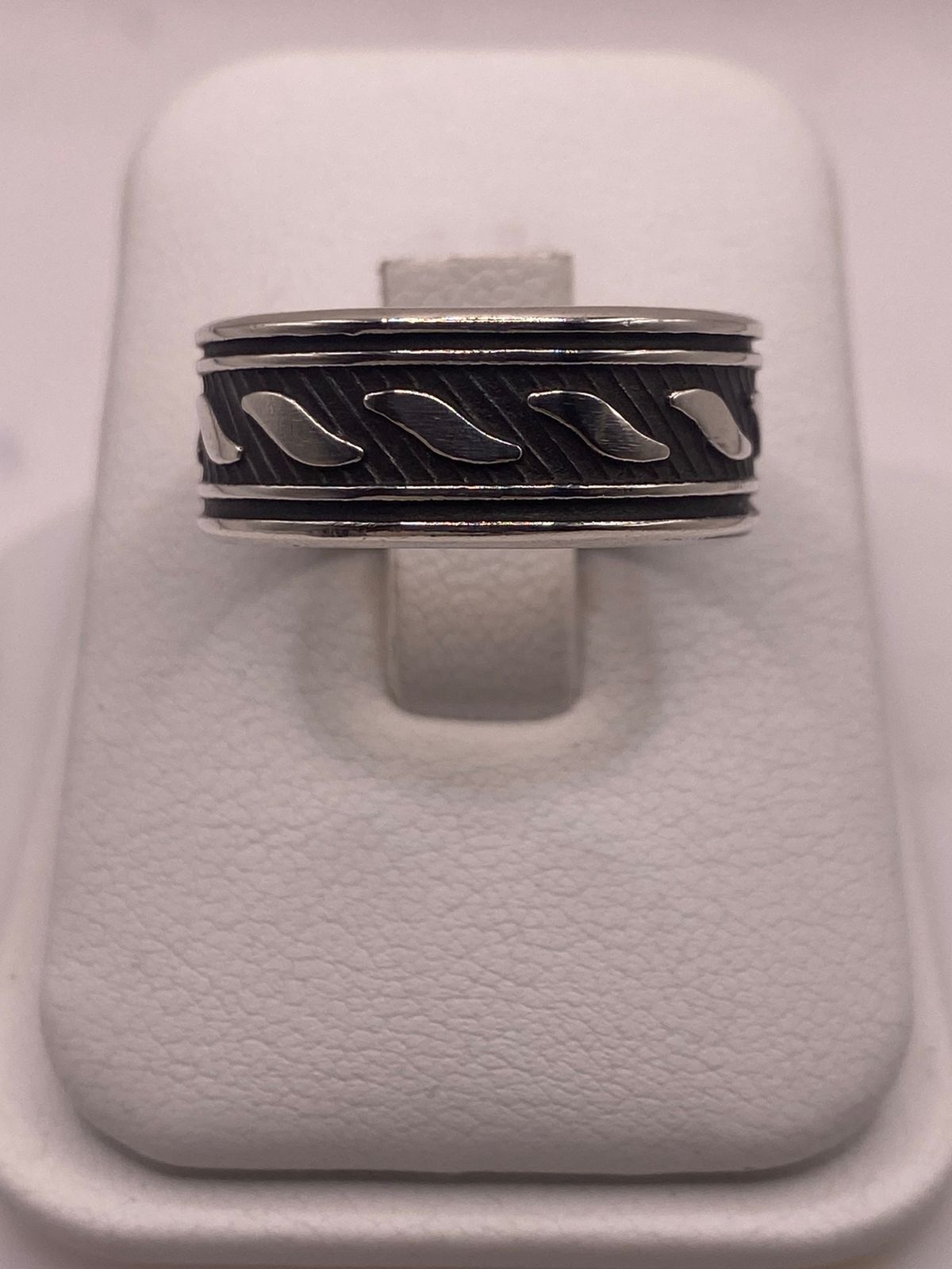 Anillo de Plata 925 con Banda Texturizada en Diagonal y Detalles Pulidos, sello de autenticidad Plata Ley .925
